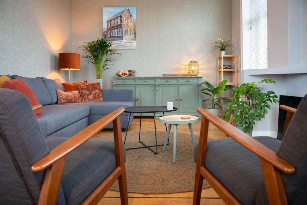 Sfeervol Verblijf In Oude Gemeentehuis Eenrum. 外观 照片