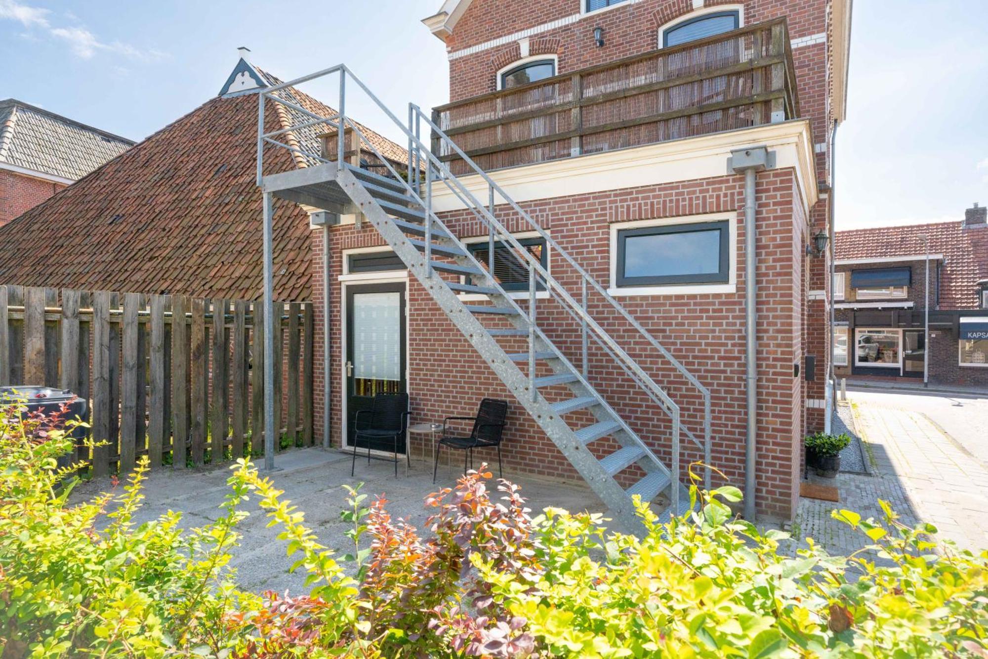 Sfeervol Verblijf In Oude Gemeentehuis Eenrum. 外观 照片