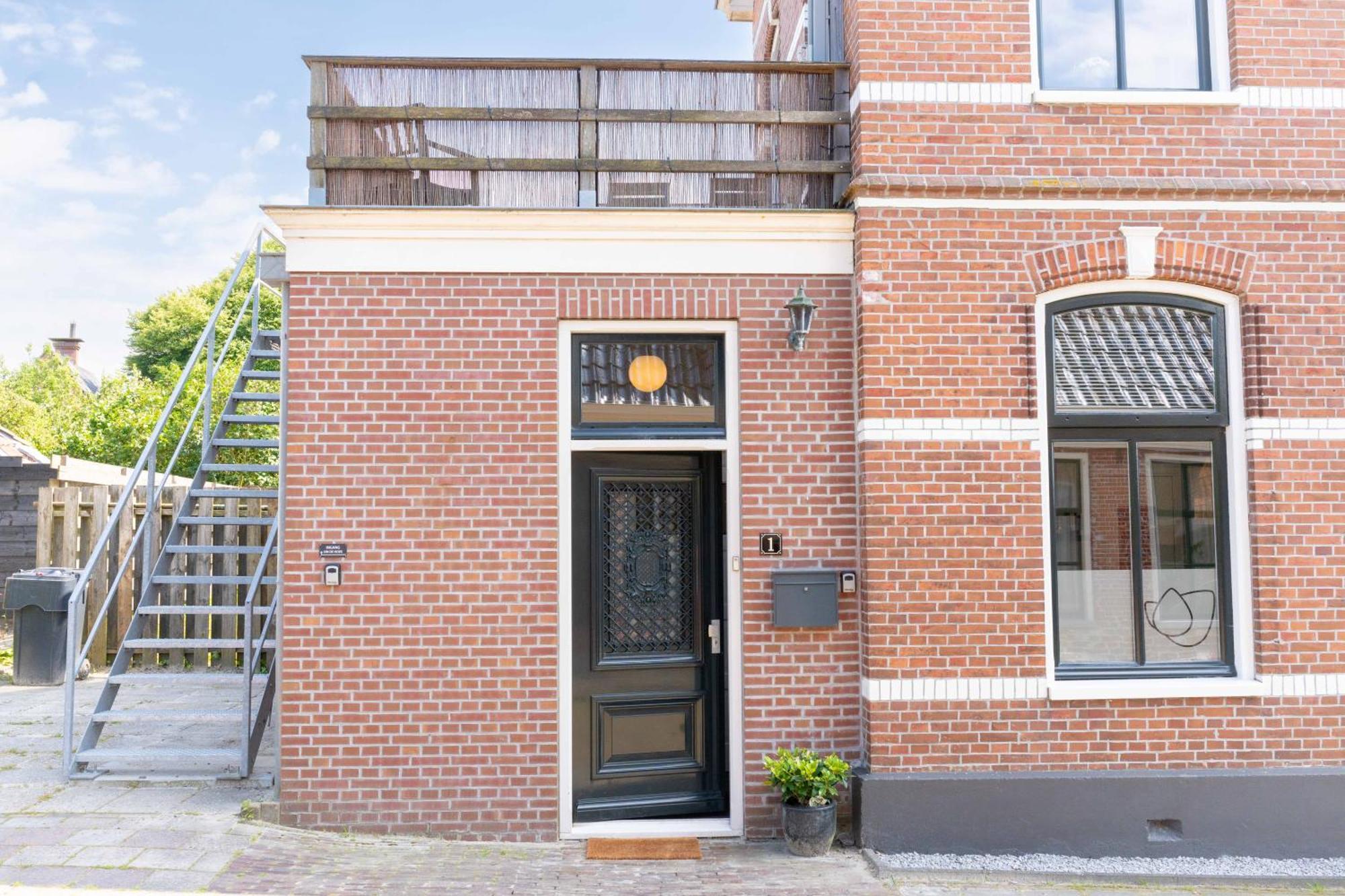 Sfeervol Verblijf In Oude Gemeentehuis Eenrum. 外观 照片